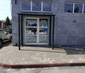 Konstrukcja_stalowa_zadaszenia_nad_wejsciem_Nomar_mazurek_konstrukcje_stalowe_malopolska_Tarnow_5.jpg