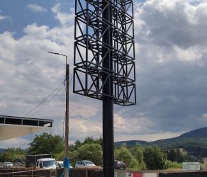 Pylon_Reklamowy_Xmaxx_Myslenice_Mazurek_konstrukcje_stalowe_malopolska_Tarnow (7).jpg